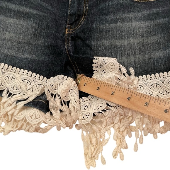 L.E.I. Ashley Low rise Dark Denim Shorts with Embroidered Lace Fringe-Size 9 Jr - Picture 3 of 10